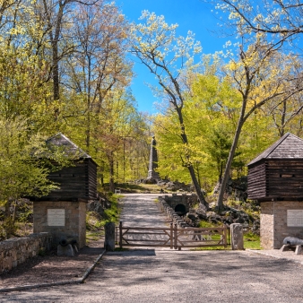 The stone entrance gates at Putnam Memorial State Park